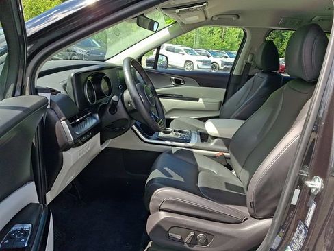 Used 2024 Kia Carnival LX FWD image 17