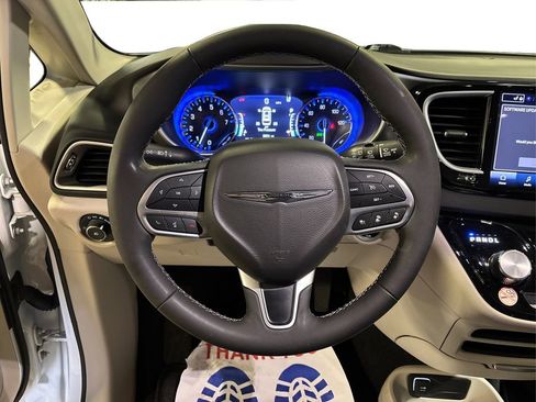 Used 2024 Chrysler Pacifica Touring-L image 26