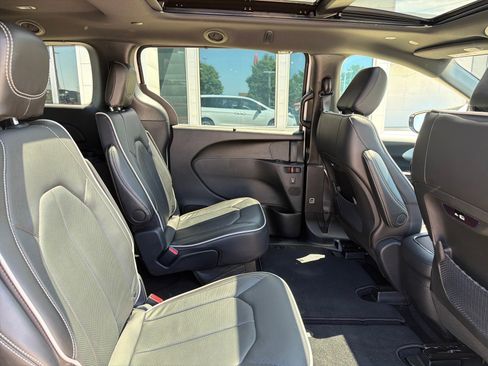 Used 2026 Chrysler Pacifica Limited FWD image 28