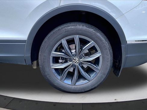 Used 2023 Volkswagen Tiguan SE AWD/4WD image 33