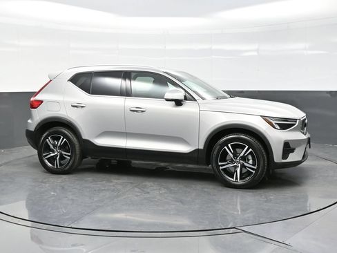 Used 2025 Volvo XC40 B5 Core AWD/4WD image 8
