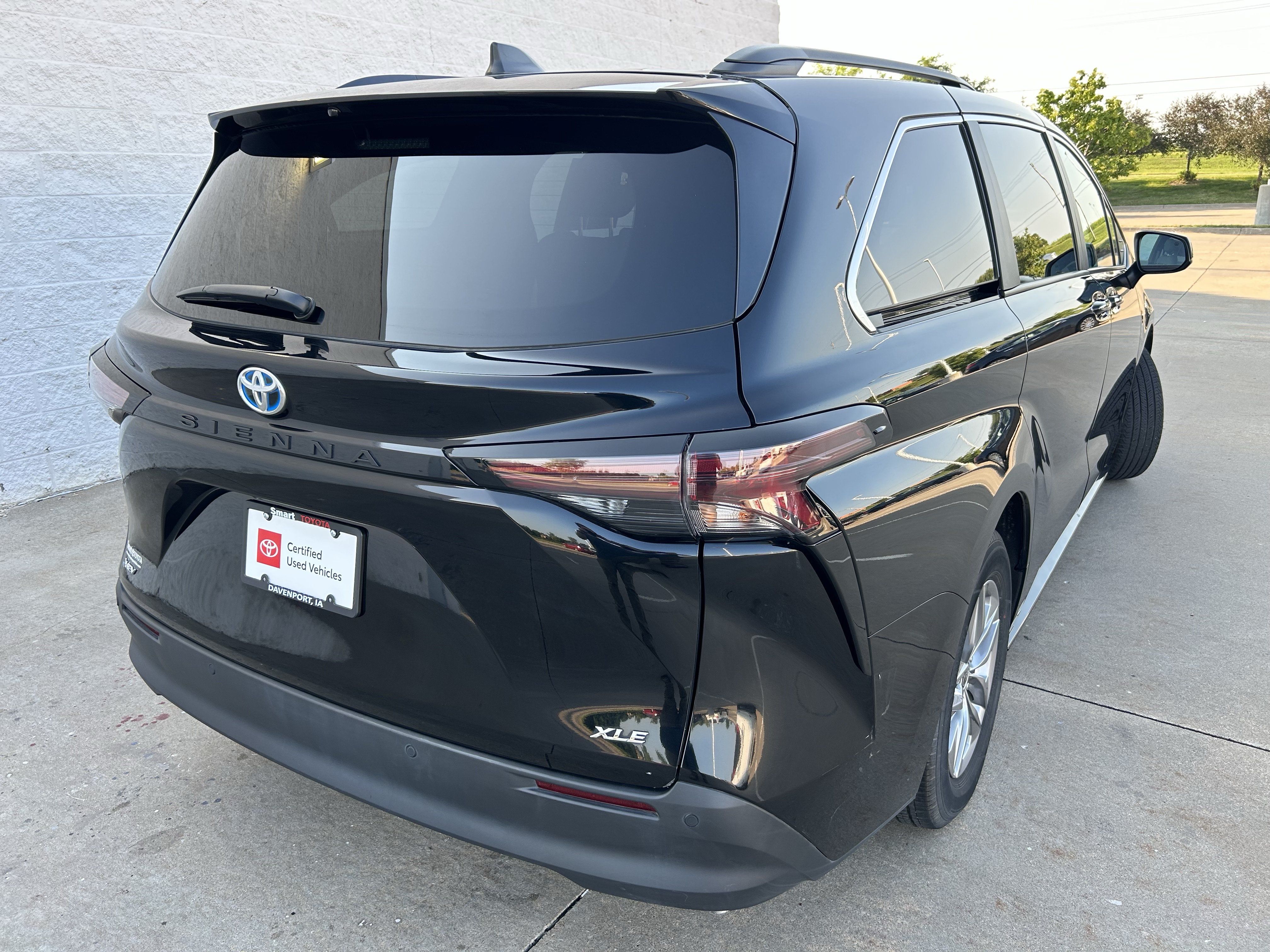 Certified 2025 Toyota Sienna XLE FWD image 6