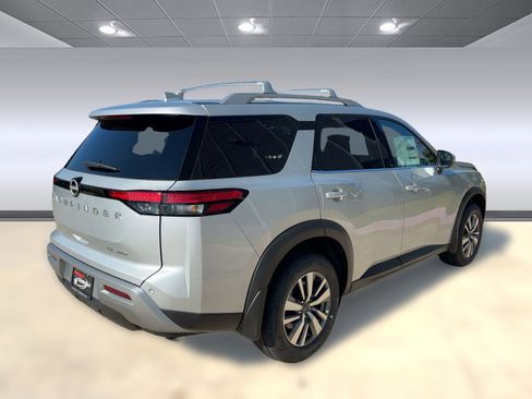 New 2025 Nissan Pathfinder SL image 9
