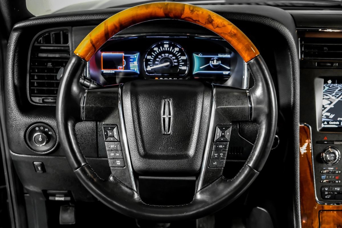 Used 2016 Lincoln Navigator Select RWD image 16