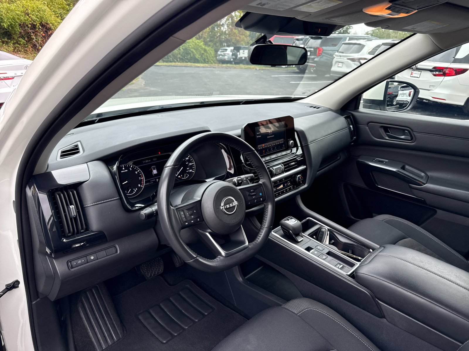 Used 2024 Nissan Pathfinder SV FWD image 10