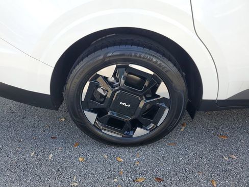 Used 2025 Kia Carnival EX image 5