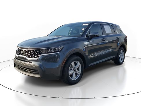 Used 2023 Kia Sorento LX image 3