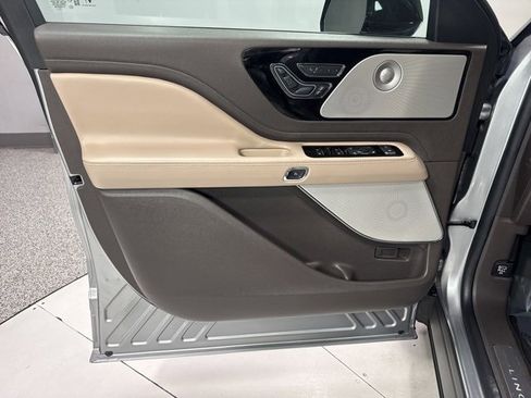 Used 2022 Lincoln Aviator Reserve w/ Equipment Group 201A image 11