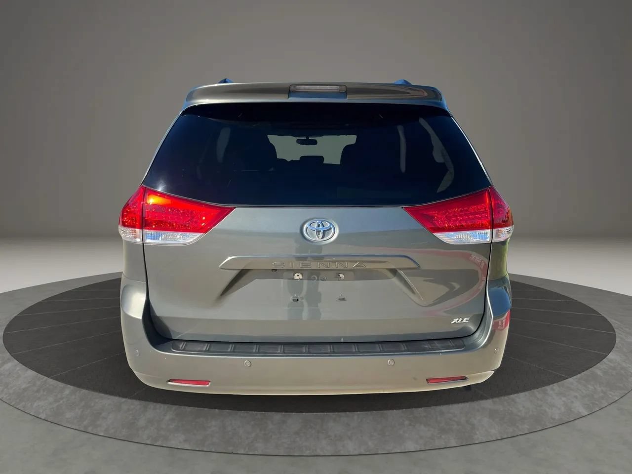 Used 2011 Toyota Sienna XLE w/ XLE Navigation Pkg FWD image 10