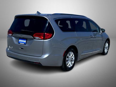 Used 2018 Chrysler Pacifica Touring-L Plus FWD image 5