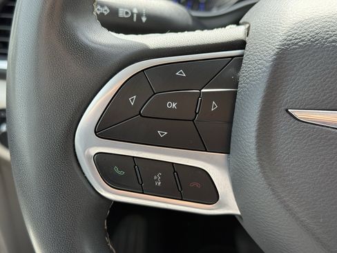 Used 2023 Chrysler Pacifica Touring-L image 16