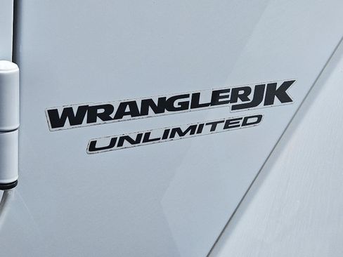 Used 2018 Jeep Wrangler Unlimited Rubicon w/ Connectivity Group AWD/4WD image 27