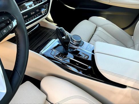 Used 2022 BMW 530i w/ M Sport Package image 16