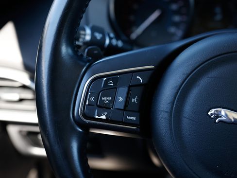 Used 2017 Jaguar XE Premium image 26