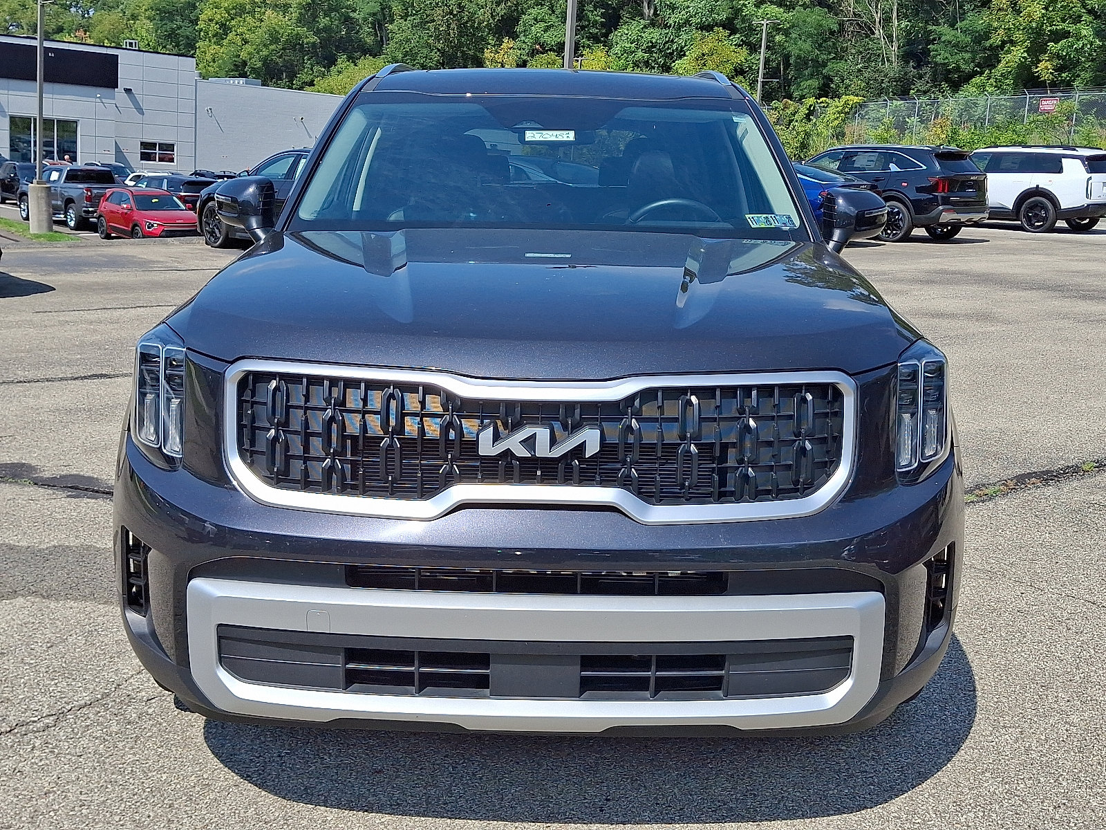 Used 2025 Kia Telluride EX w/ EX Captain's Chair Package AWD/4WD image 2