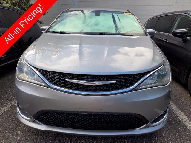 Used 2018 Chrysler Pacifica Touring Plus w/ Tire & Wheel Group FWD image 2