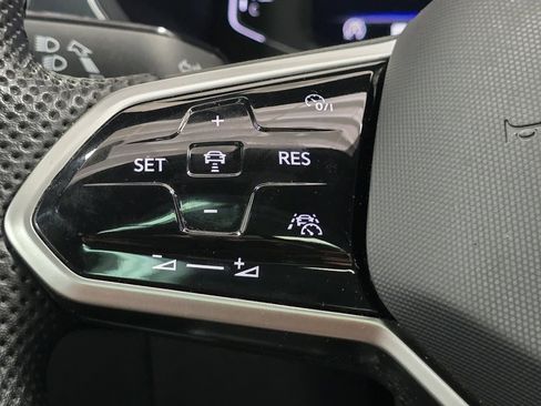 Used 2022 Volkswagen Tiguan SEL R-Line image 34