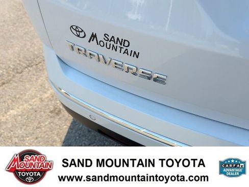Used 2022 Chevrolet Traverse Premier FWD image 6
