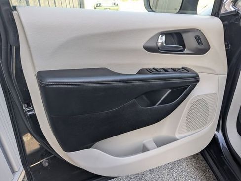 Used 2023 Chrysler Pacifica Touring-L FWD image 25