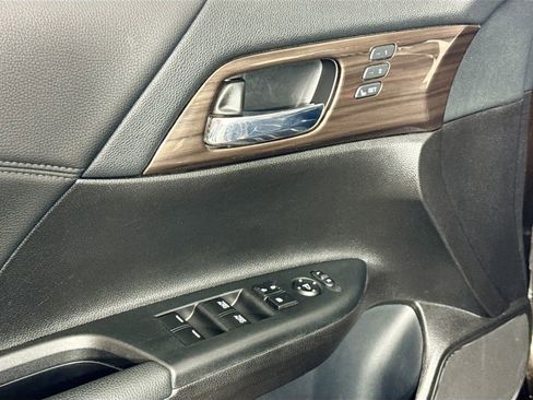 Used 2017 Honda Accord Touring image 22