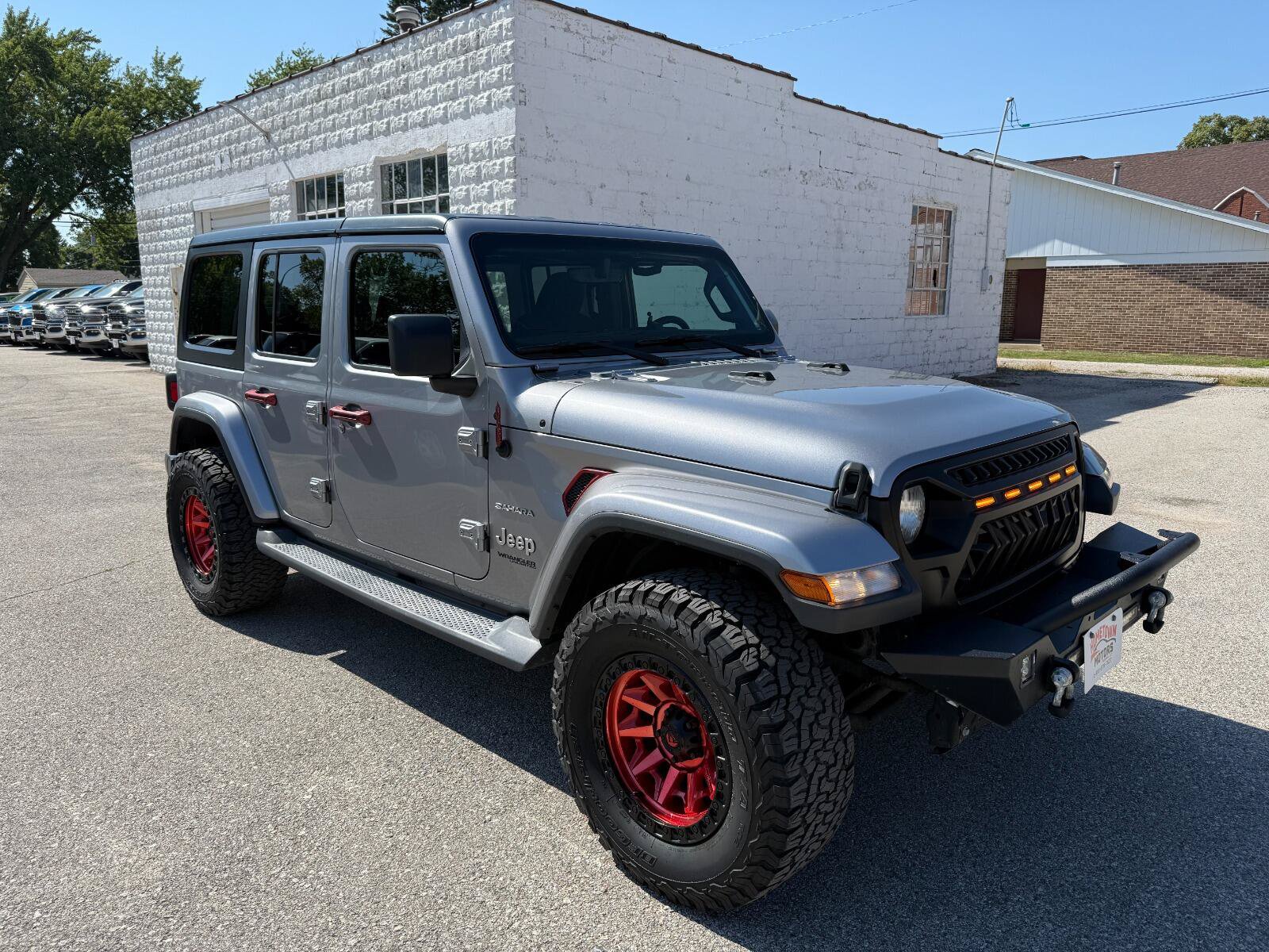 Used 2018 Jeep Wrangler Unlimited Sahara w/ Dual Top Group AWD/4WD image 3