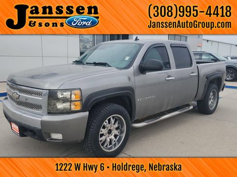 Used 2007 Chevrolet Silverado 1500 LT w/ 2LT Audio Package image 2