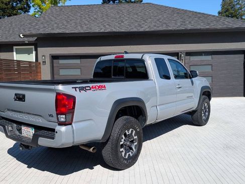 Used 2018 Toyota Tacoma TRD Off-Road w/ Technology Package AWD/4WD image 5