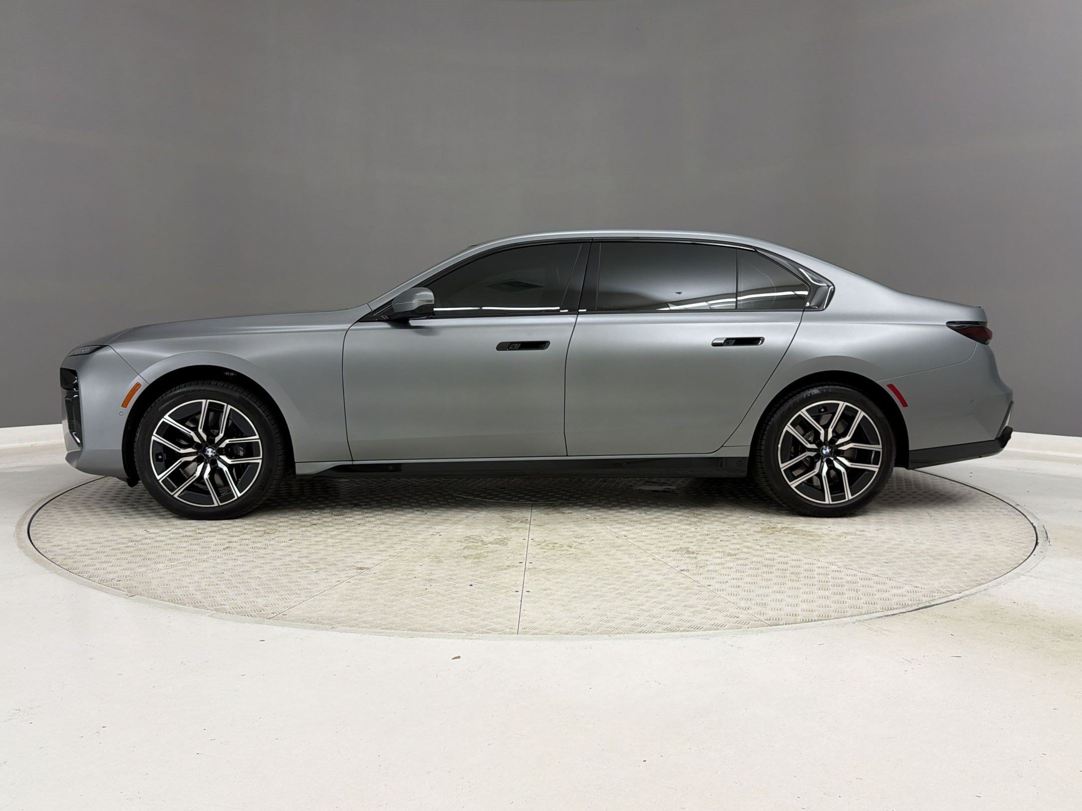 Certified 2024 BMW 760i xDrive w/ Executive Package AWD/4WD image 2