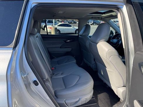 Certified 2022 Toyota Highlander XLE image 12