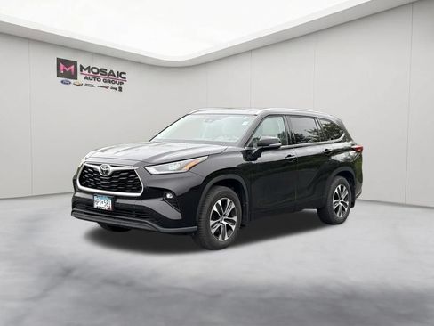 Used 2022 Toyota Highlander XLE AWD/4WD image 4