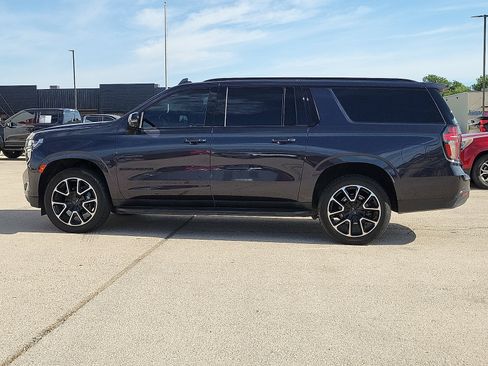 Used 2022 Chevrolet Suburban RST w/ Luxury Package RWD image 2
