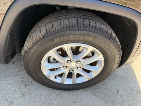 Used 2021 Jeep Grand Cherokee Laredo image 33