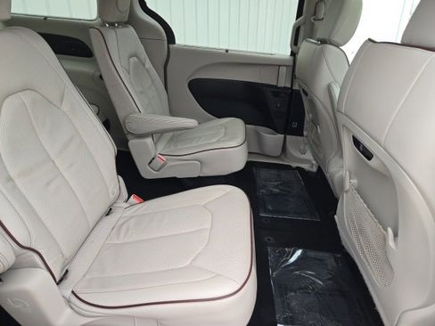 Used 2019 Chrysler Pacifica Limited image 17