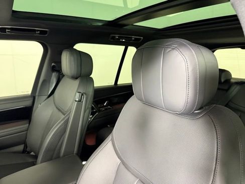 Used 2025 Land Rover Range Rover SE image 14