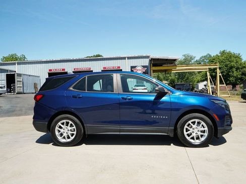 Used 2022 Chevrolet Equinox LS AWD/4WD image 3