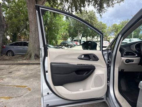 Used 2023 Chrysler Pacifica Touring-L FWD image 14