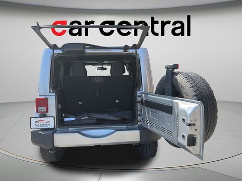 Used 2018 Jeep Wrangler Sahara w/ Connectivity Group AWD/4WD image 28