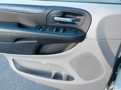 Used 2014 Dodge Grand Caravan SXT w/ Rear Park Assist Package image 29