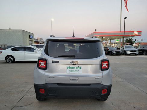 Used 2019 Jeep Renegade Latitude w/ Cold Weather Group AWD/4WD image 6