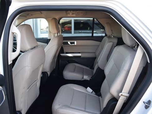 Used 2021 Ford Explorer XLT w/ Equipment Group 202A image 6