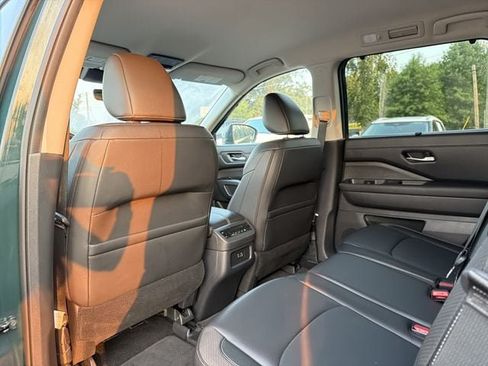 Used 2025 Nissan Pathfinder SL FWD image 12