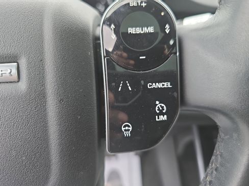 Used 2020 Land Rover Range Rover Evoque SE image 17