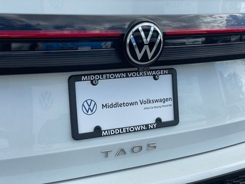 Certified 2025 Volkswagen Taos SE image 30