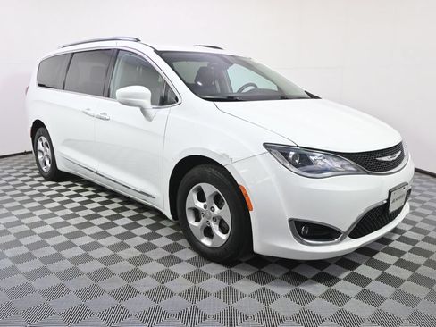 Used 2017 Chrysler Pacifica Touring-L Plus FWD image 8