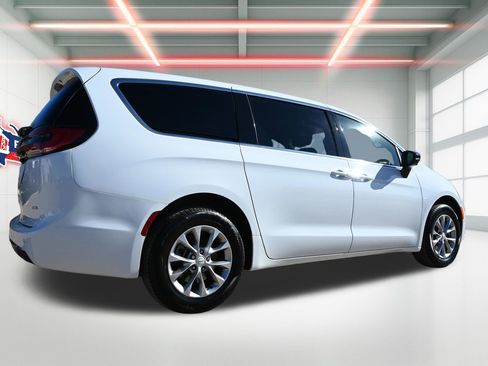 New 2026 Chrysler Pacifica Select image 3