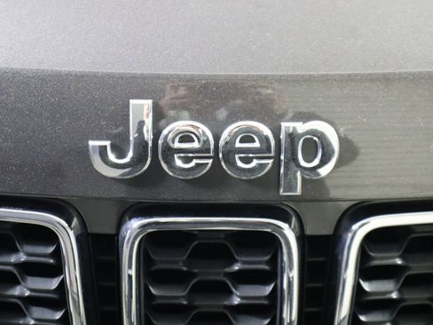 Used 2021 Jeep Grand Cherokee Laredo X AWD/4WD image 19