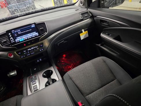 Used 2025 Honda Ridgeline Sport image 41
