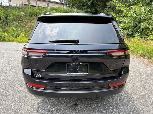Used 2024 Jeep Grand Cherokee Limited w/ Black Appearance Package AWD/4WD image 7