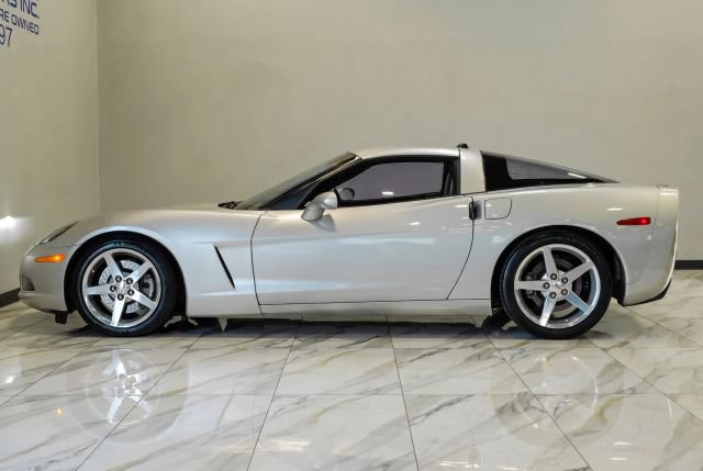 Used 2005 Chevrolet Corvette Coupe w/ Preferred Equipment Group RWD image 16