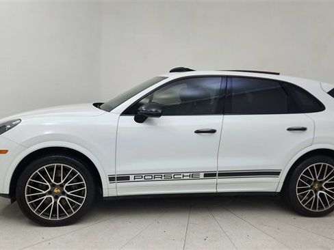 Used 2021 Porsche Cayenne Base image 3